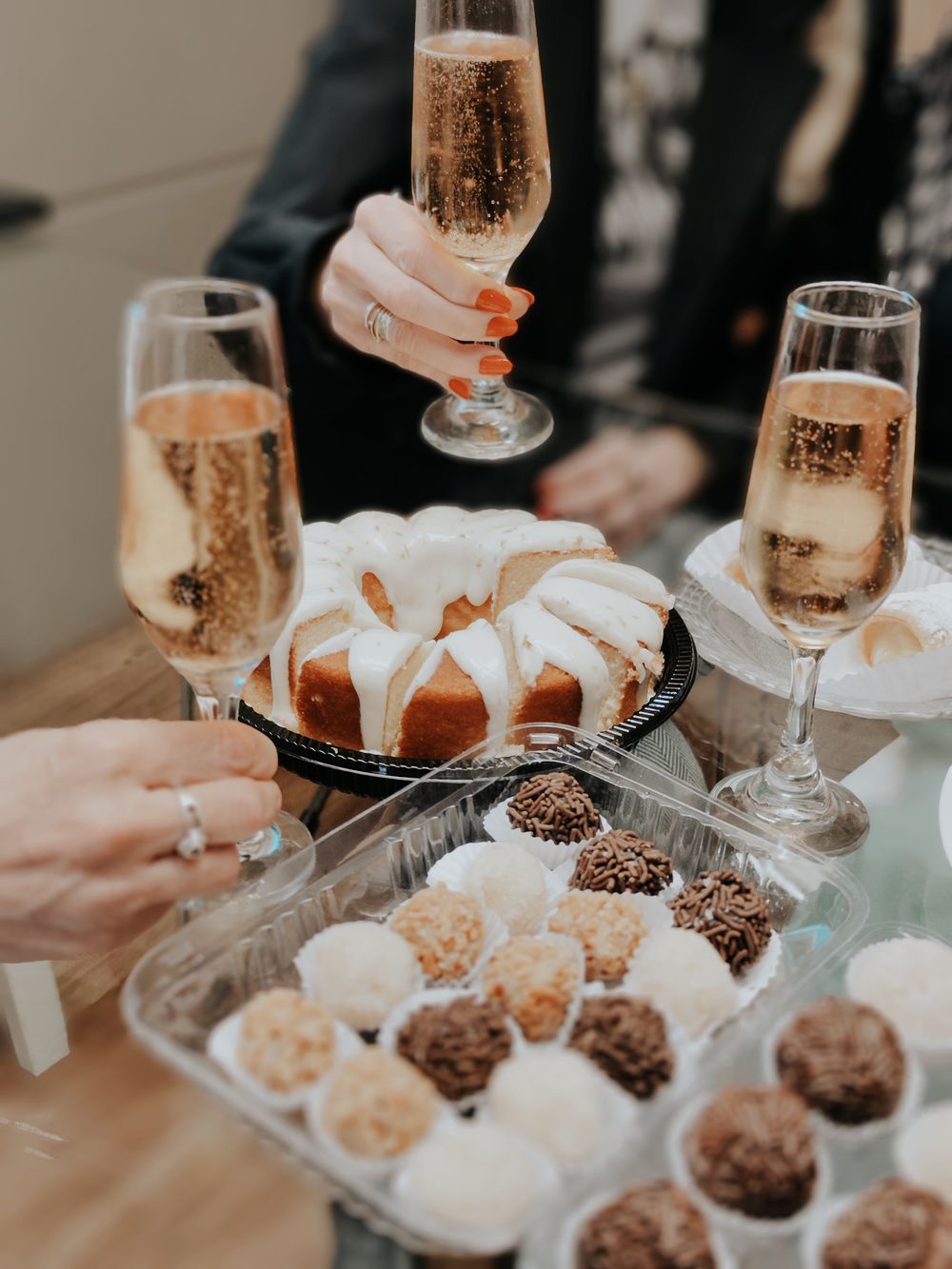 Brindis sobre la mesa de dulces