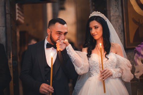 Foto profissional grátis de beijando, cabelo escuro, cerimônia