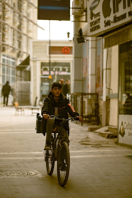 Photos gratuites de allée, bicyclette, cheveux courts