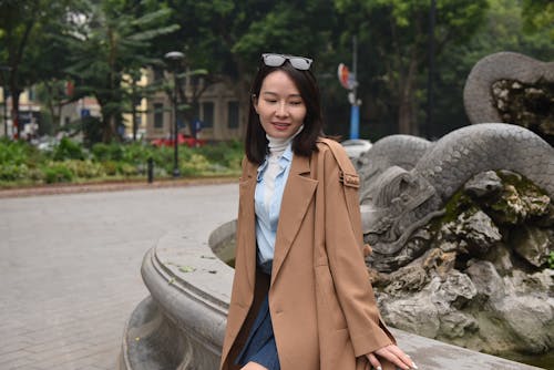 Gratis arkivbilde med asiatisk kvinne, brun frakk, brunette