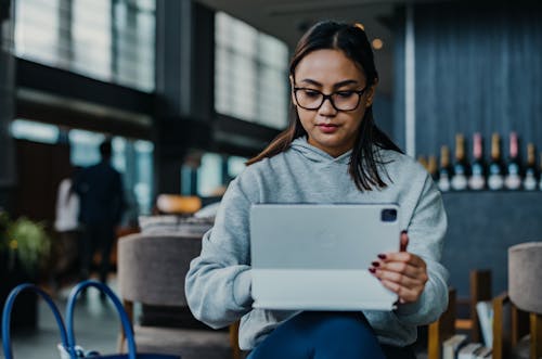 Ilmainen kuvapankkikuva tunnisteilla apple, istuminen, kannettava tietokone