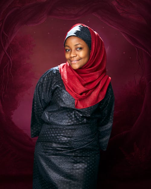 Základová fotografie zdarma na téma černoška, červené pozadí, hidžáb