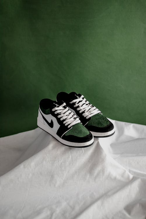 Nike Air Jordan I in with Green Elements 