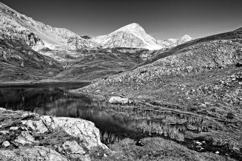 Imagine de stoc gratuită din alb-negru, deal, lac