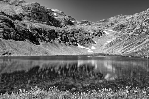 Darmowe zdjęcie z galerii z czarno-biały, góry, jezioro