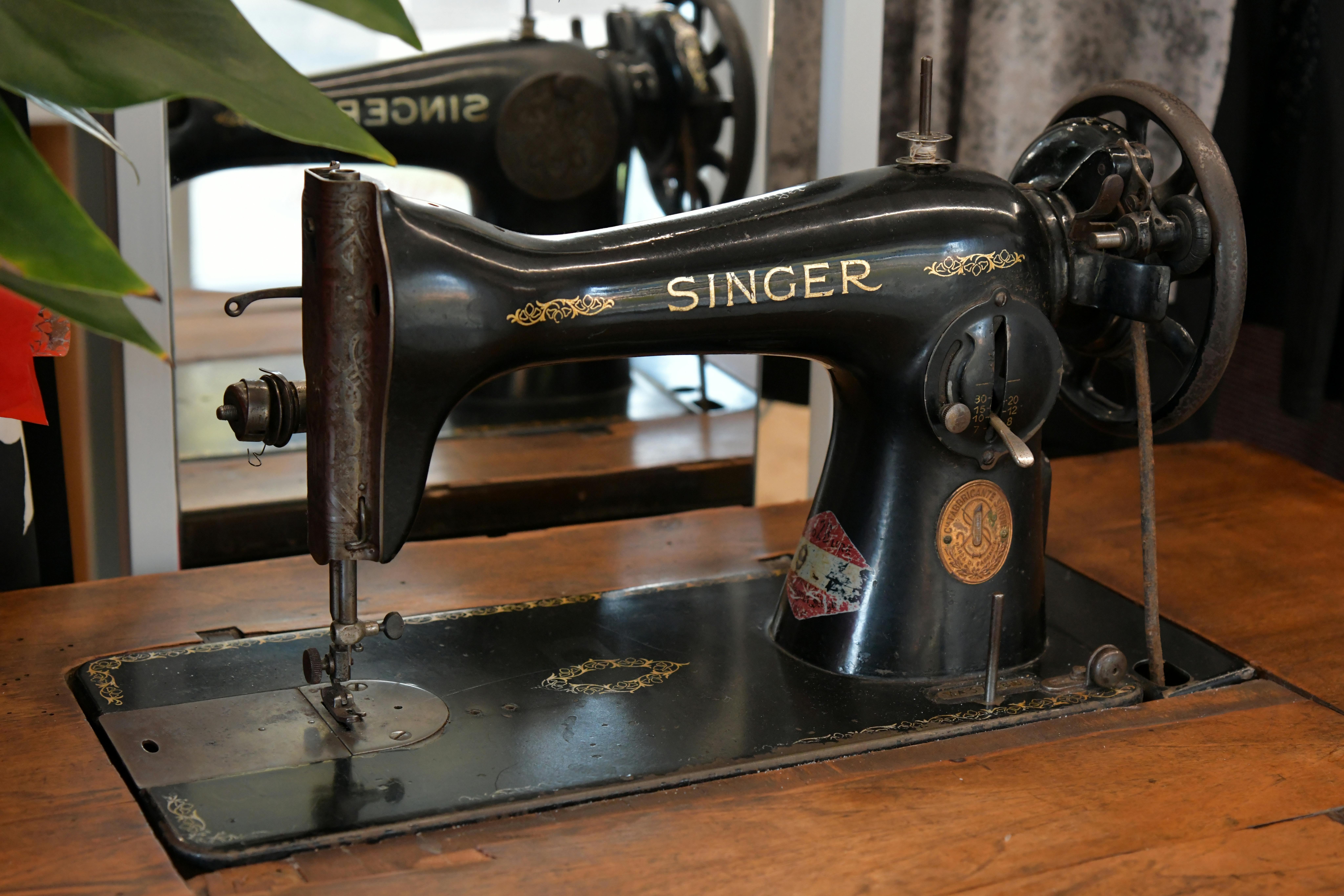 Free stock photo of antique, old, sewing machine
