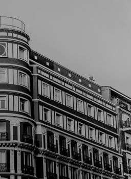 现代建筑立面在城市环境中展现出经典的建筑细节