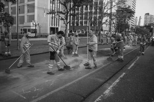 Foto stok gratis bekerja, hitam & putih, jalan-jalan kota