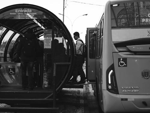 Foto d'estoc gratuïta de autobús, blanc i negre, caminant