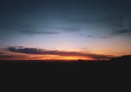 宁静的景观捕捉到了日落时分的活力与黄昏星空的璀璨