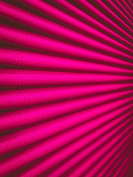 粉红色条纹图案设计明亮且富有动态感，纹理鲜明
