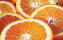 新鲜切片的橙子特写生动地展现了其鲜艳的色彩与新鲜感