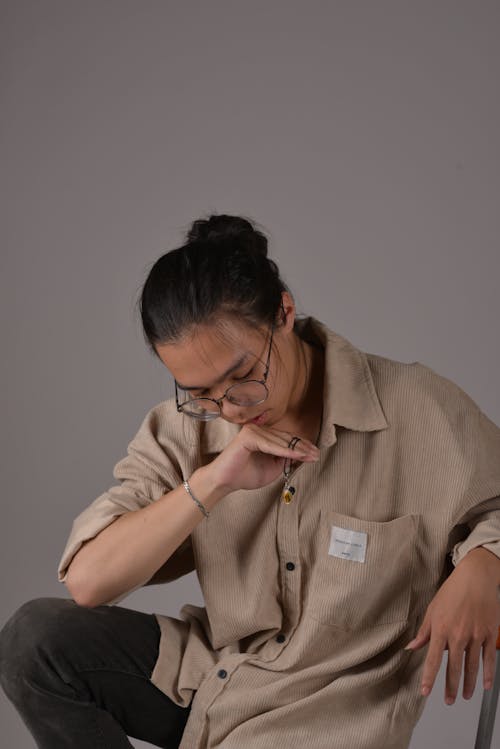 Kostenloses Stock Foto zu asiatischer mann, grauen hintergrund, hemd