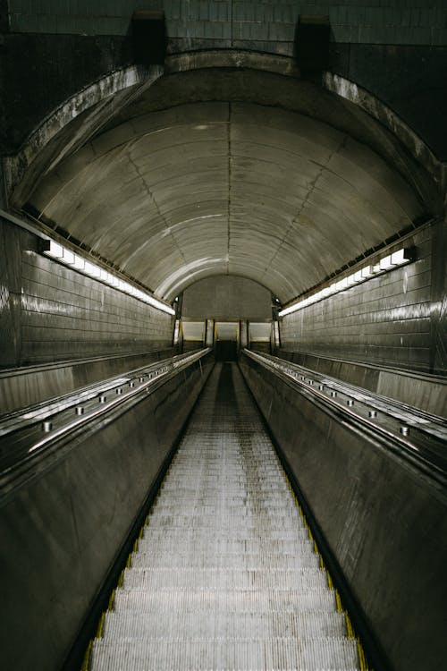 內部, 地铁站, 垂直拍摄 的 免费素材图片