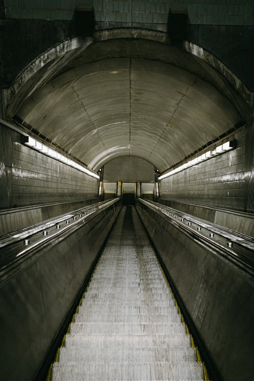 Darmowe zdjęcie z galerii z metro, miejski, mury