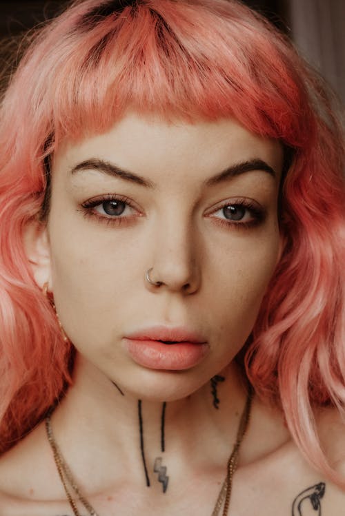 Fotos de stock gratuitas de cabello rosa, cara, de cerca