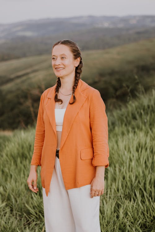 Fotos de stock gratuitas de chaqueta de traje naranja, de pie, elegancia