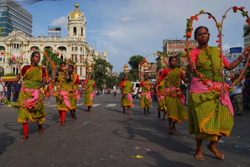 Foto profissional grátis de bailarinos, carregando, celebração