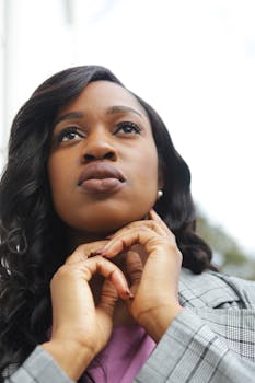 一位表情严肃的黑人妇女在户外的特写肖像，经过深思熟虑