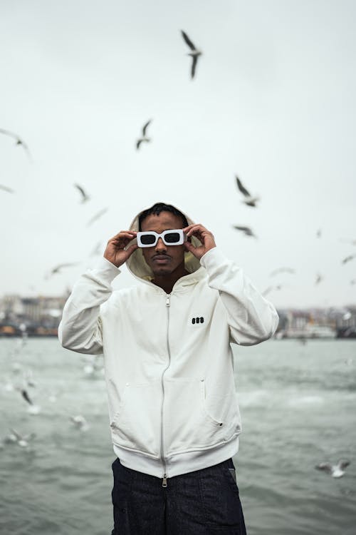 คลังภาพถ่ายฟรี ของ hoodie สีขาว, การบิน, ชายชาวแอฟริกันอเมริกัน