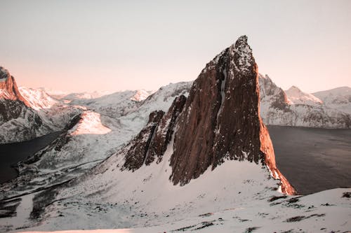 Montaña Cubierta De Nieve