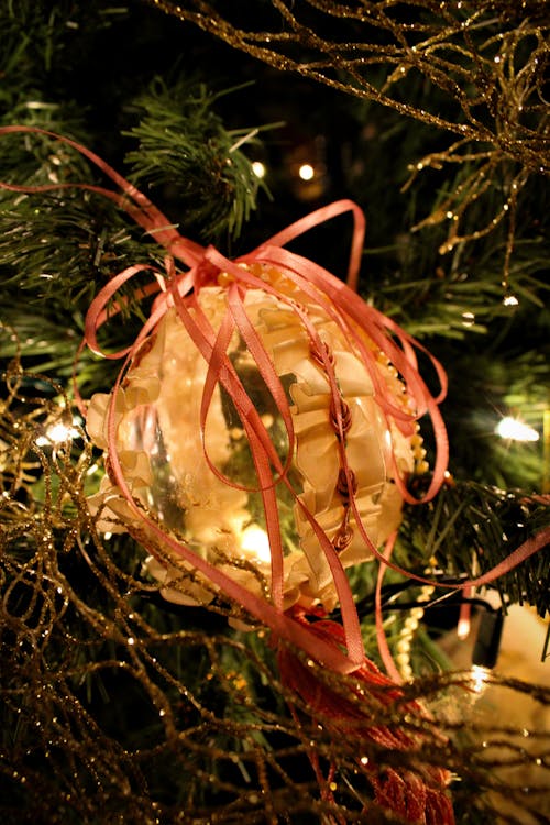 Бесплатное стоковое фото с елочная игрушка, новогодняя атмосфера, рождественское украшение