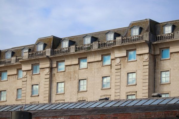 Façade en pierre avec lucarnes typique du bâti rennais ancien