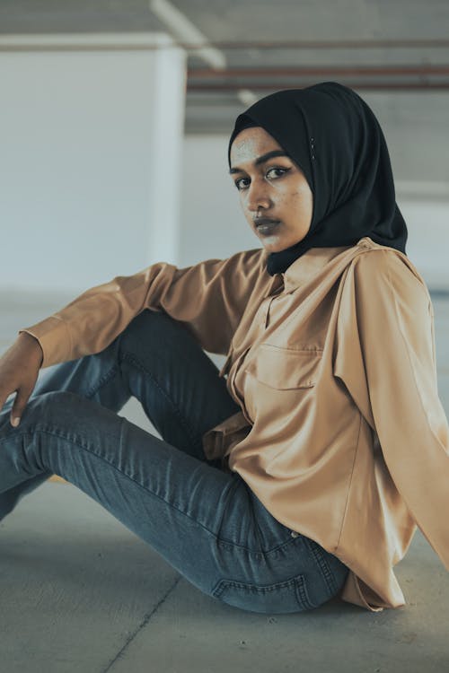 Gratis arkivbilde med beige bluse, dongeribukser, hijab