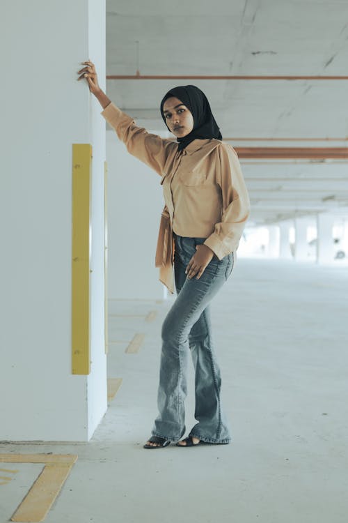 Kostenloses Stock Foto zu beige bluse, frau, hijab