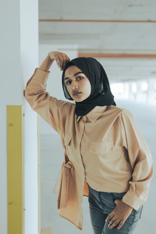 Gratis arkivbilde med beige bluse, dongeribukser, hijab