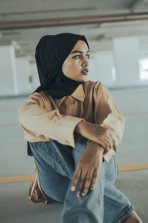 Gratis arkivbilde med beige bluse, dongeribukser, hijab