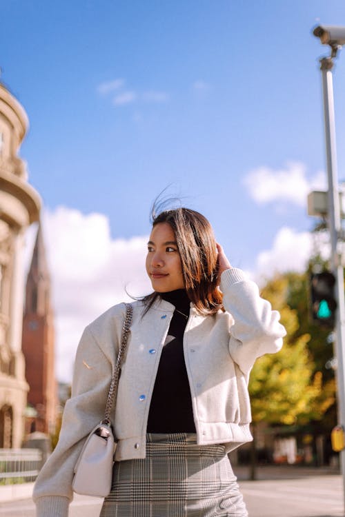 Kostenloses Stock Foto zu braune haare, frau, handtasche