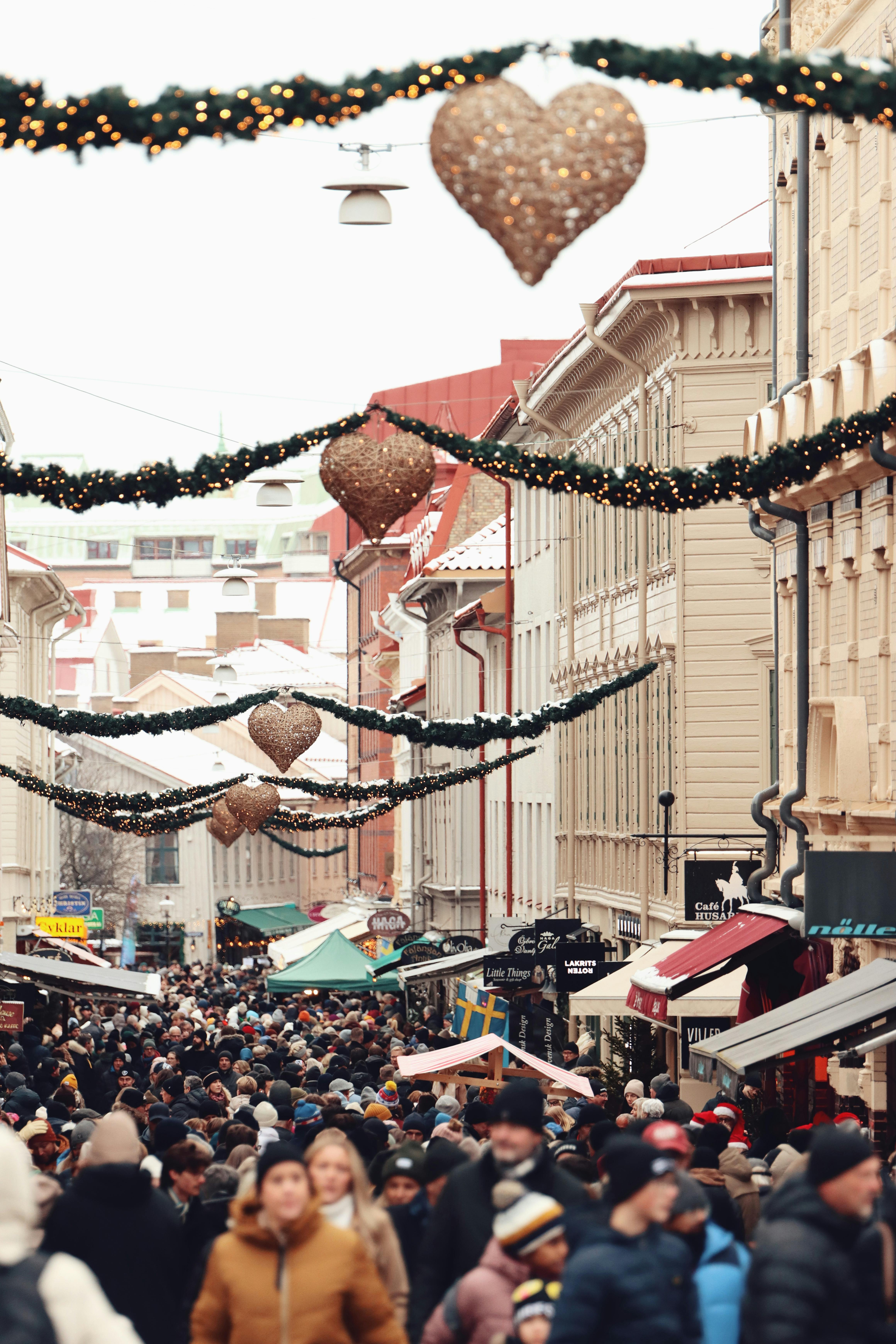 Bistrița strălucește de sărbători – Iluminatul festiv aprins și Târgul de Crăciun deschis oficial
