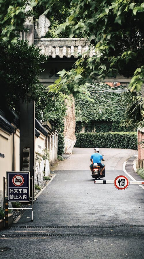 Kostnadsfri bild av gata, man, moped