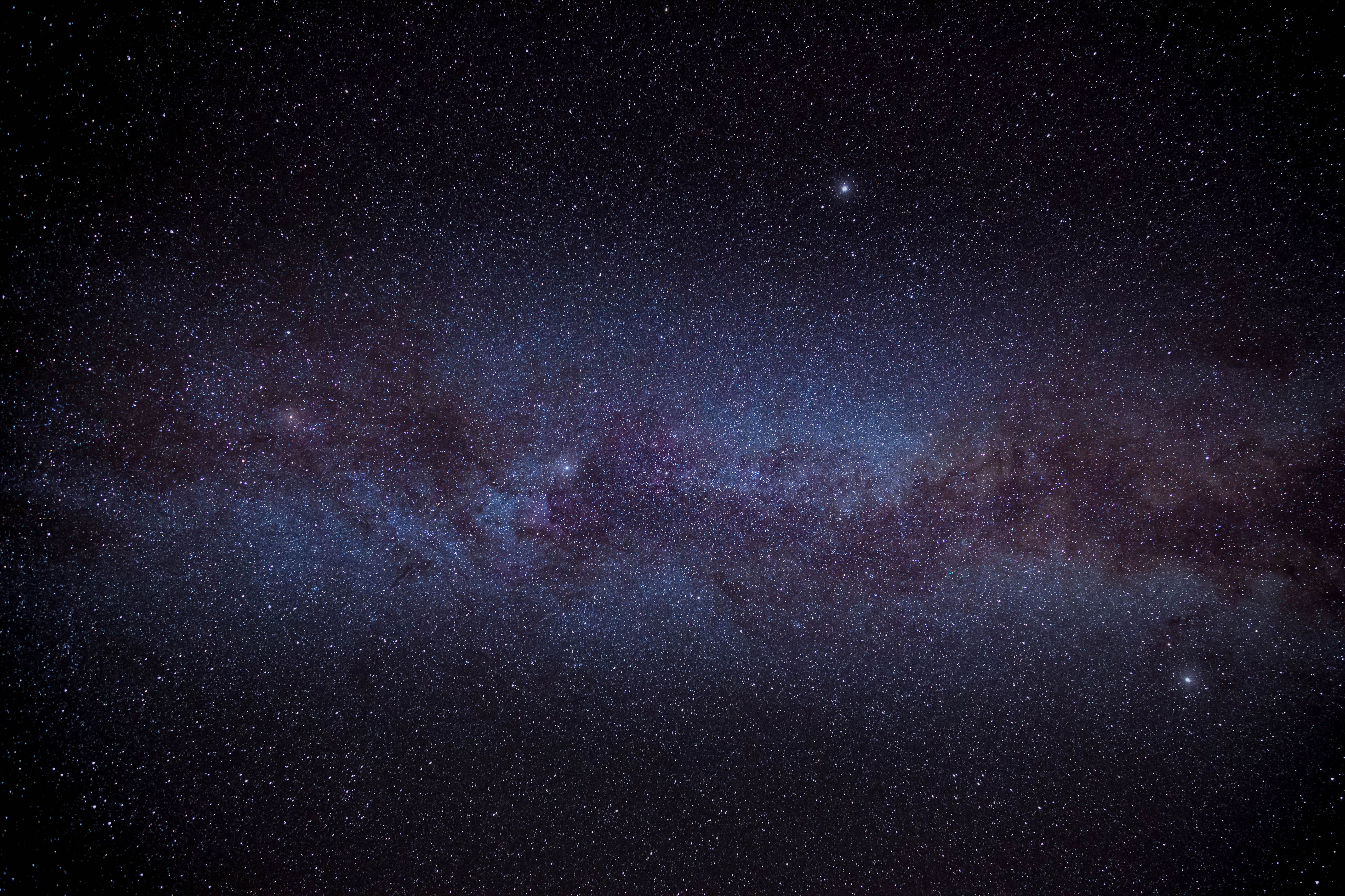 Céu noturno com estrelas nos cantos do quadro, fotografia com objetiva grande angular 24mm