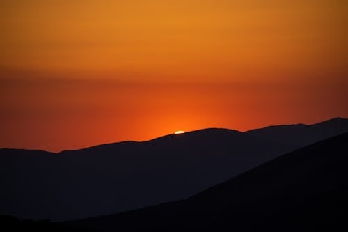 Kostenloses Stock Foto zu gelben himmel, hügel, klarer himmel