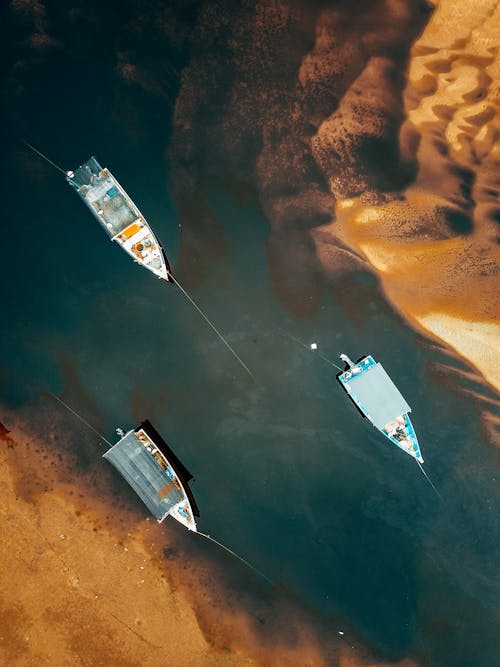 balıkçı teknesi, dikey atış, drone çekimi içeren Ücretsiz stok fotoğraf