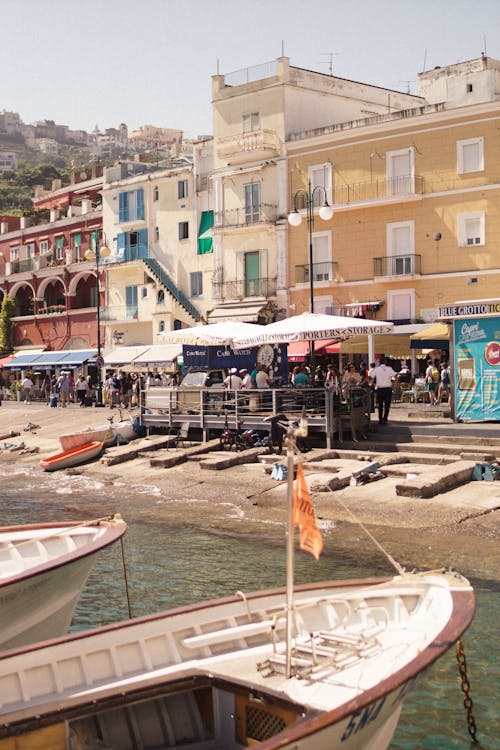 Amalfi kıyıları, bağlı, binalar içeren Ücretsiz stok fotoğraf