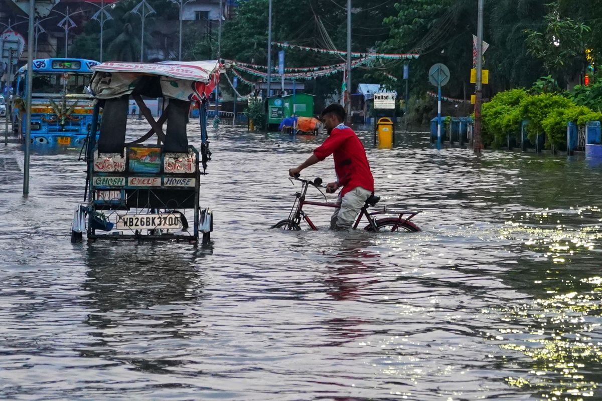 Monsoon waterlogging and flooding on a Gurgaon street