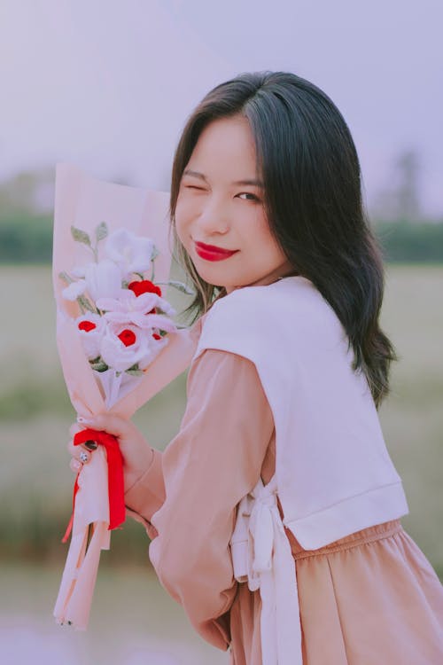 Asyalı kadın, buket, Çiçekler içeren Ücretsiz stok fotoğraf