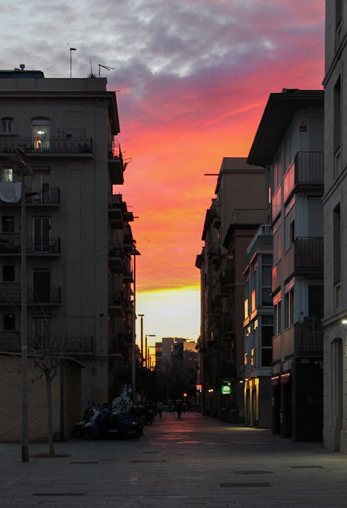 Darmowe zdjęcie z galerii z barcelona, czerwony zachód słońca, droga