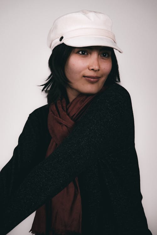 Darmowe zdjęcie z galerii z brunetka, fotografia mody, kapelusz