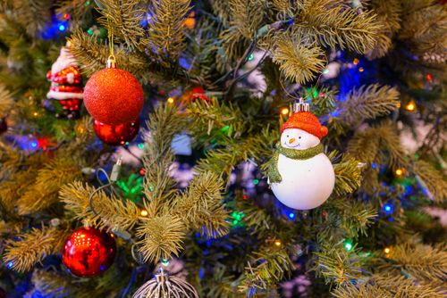 Free Brightly decorated Christmas tree with ornaments and lights, perfect for holiday cheer. Stock Photo