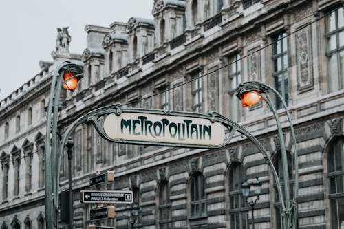 Art Deco Metro Schild In Paris