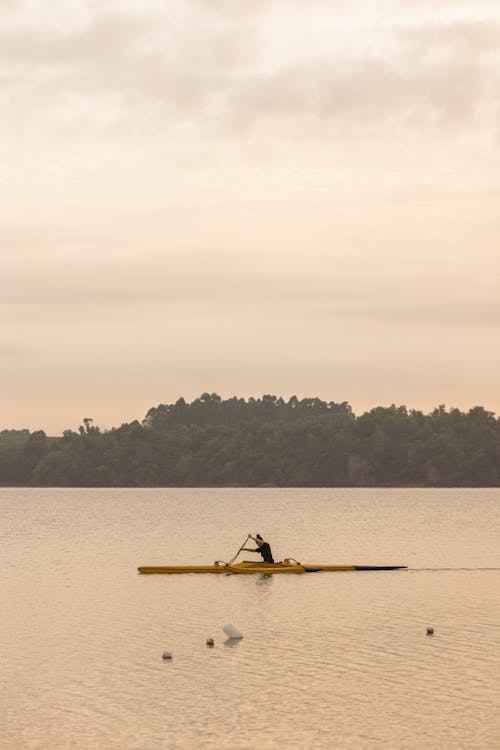 Fotos de stock gratuitas de amarillo, canoa, Deportes acuáticos