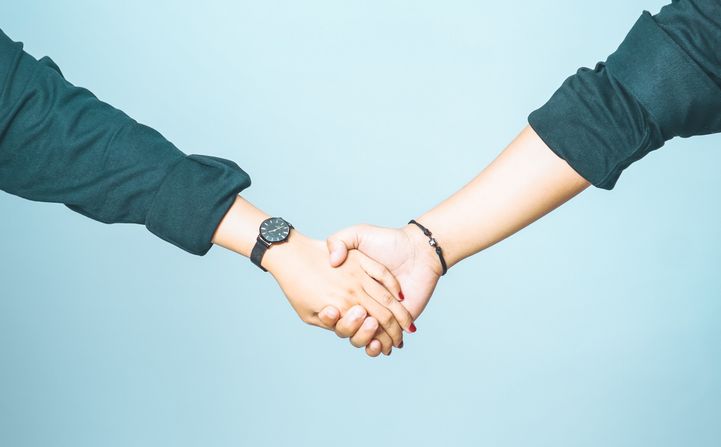 Online dating: starting a conversation on a niche platform
