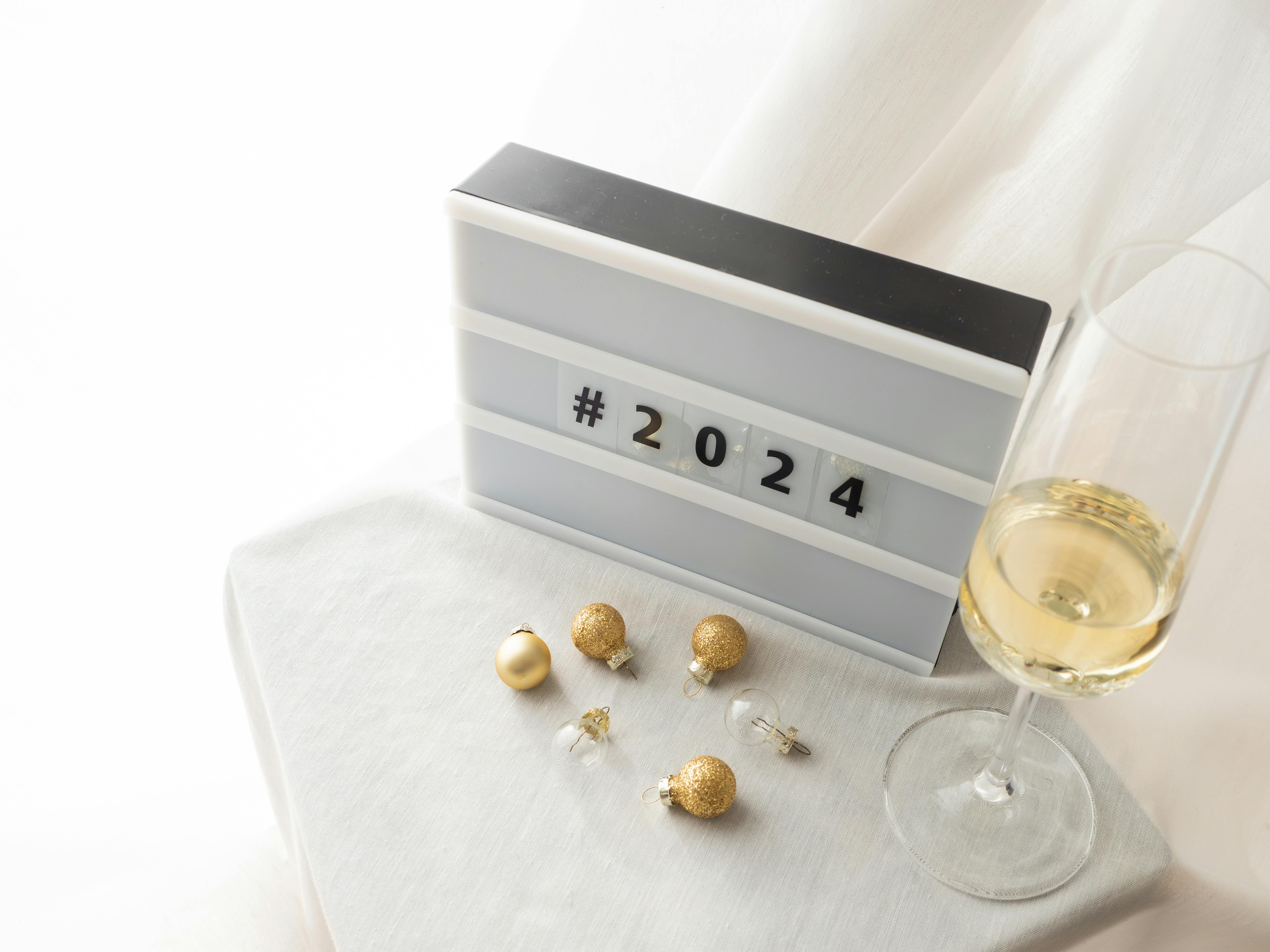 Discover Q2 2026 rewards calendar — Earn 5% cash back at restaurants and home improvement stores — Photo by Walls.io on Pexel