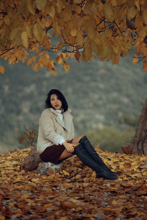 Young Woman in an Elegant Autumnal Outfit Posing Outside 