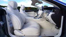 优雅的梅赛德斯敞篷车配有奶油色皮革座椅和先进的仪表板，并拥有开放式顶篷视野