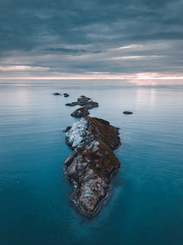 戏剧性的夜空下，海洋岩层的惊人鸟瞰图